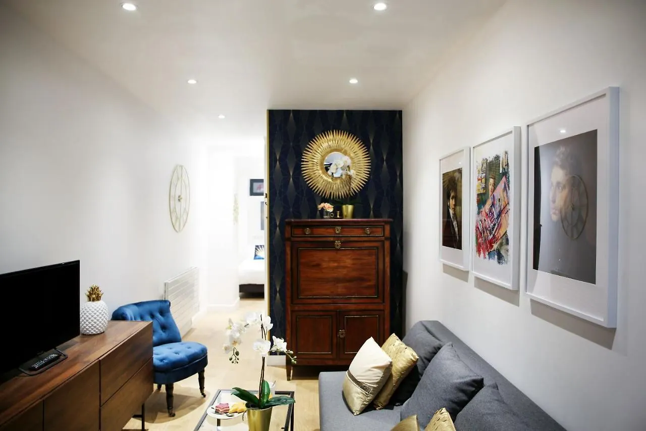 Big Studio Close To Montorgeuil Local Commercial * פריז