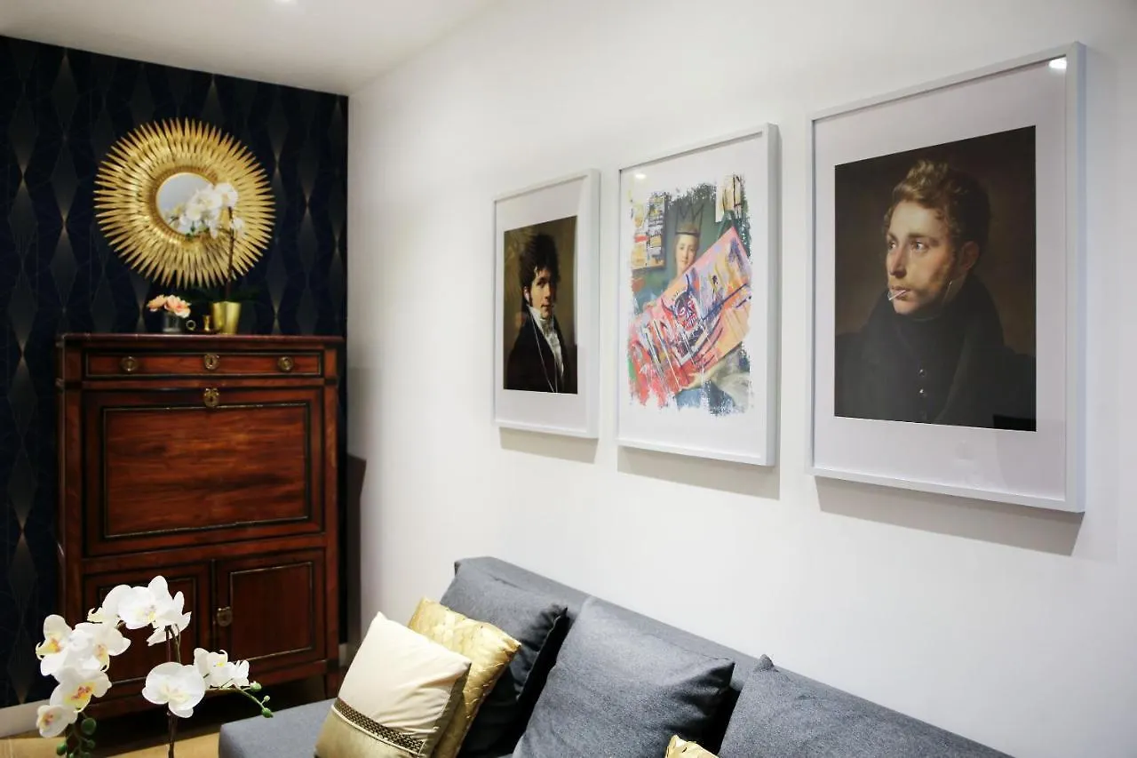 Big Studio Close To Montorgeuil Local Commercial * פריז